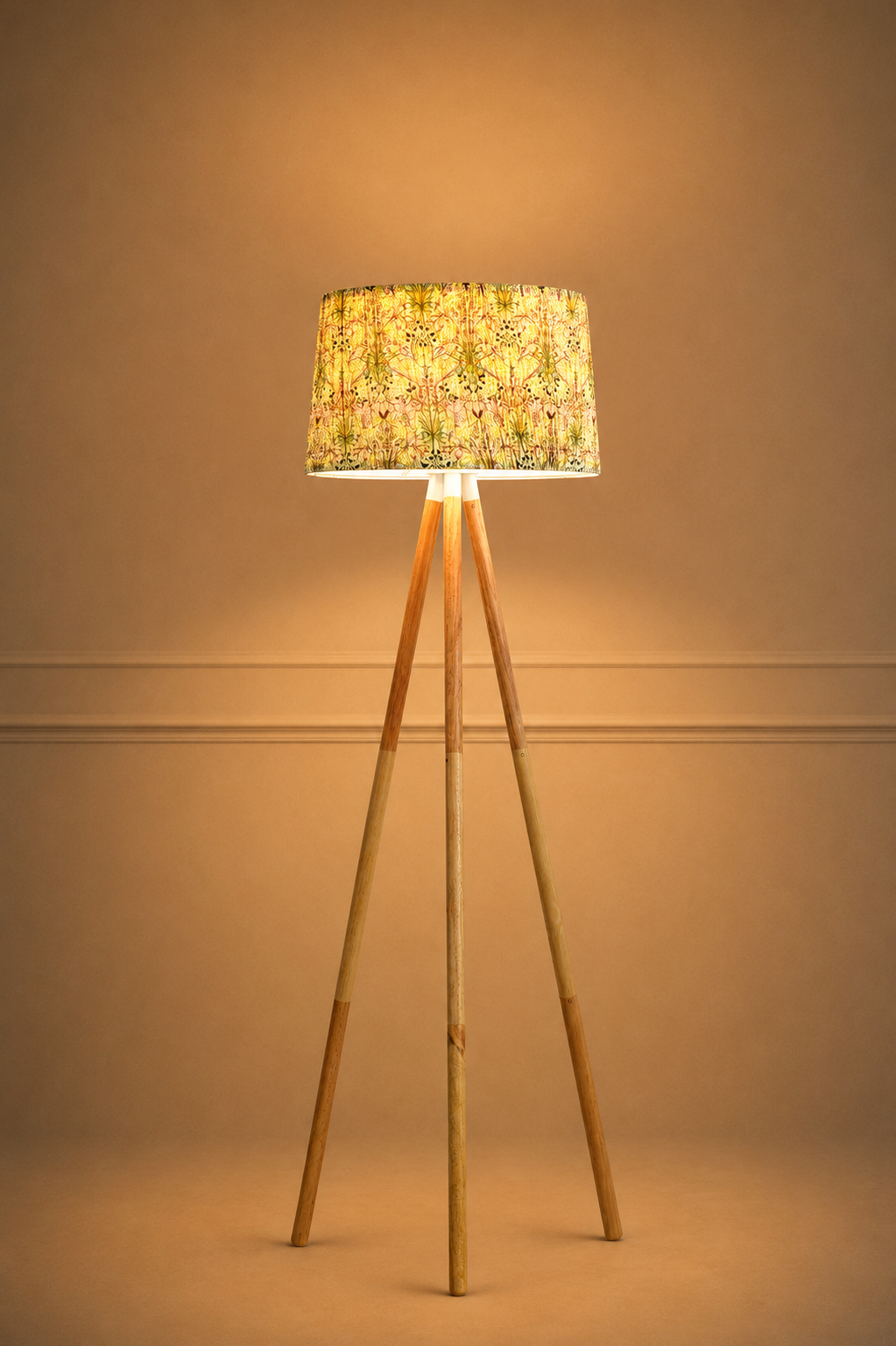 Lampadaire trépied en bois — abat-jour en tissu