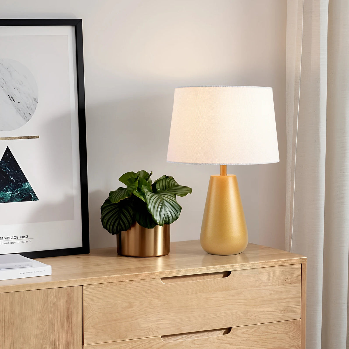 Lampe à poser en métal — abat-jour en lin blanc