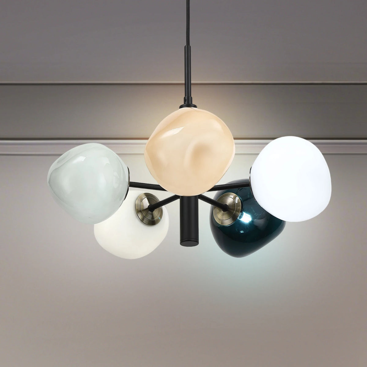 Suspension design à 5 globes en verre coloré
