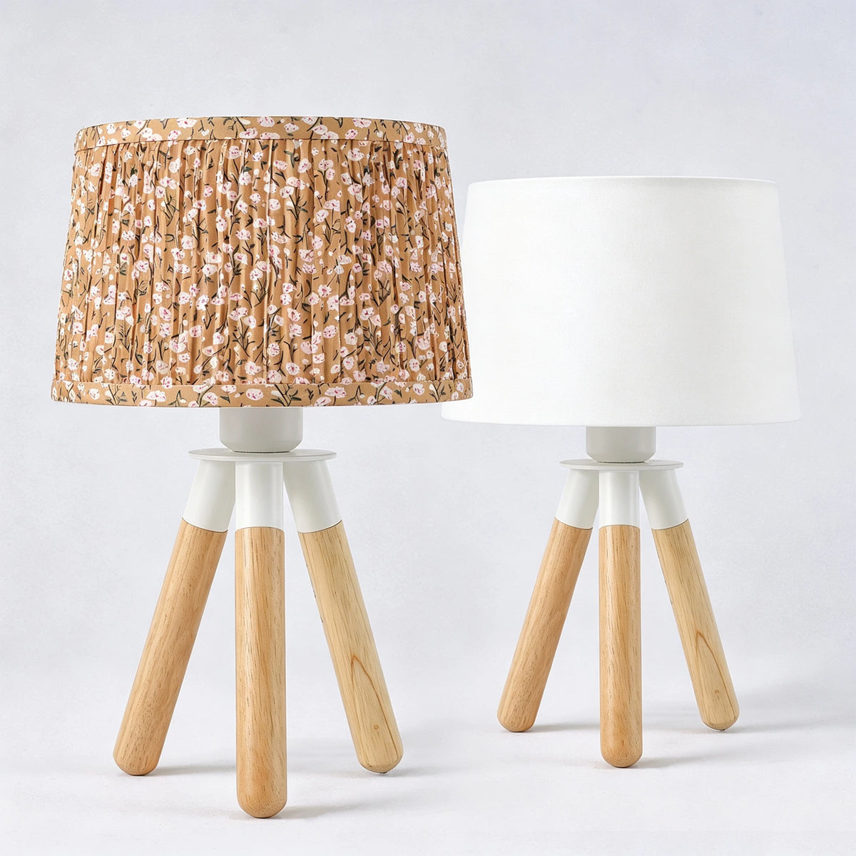 Lampe de chevet trépied en bois avec abat-jour en lin