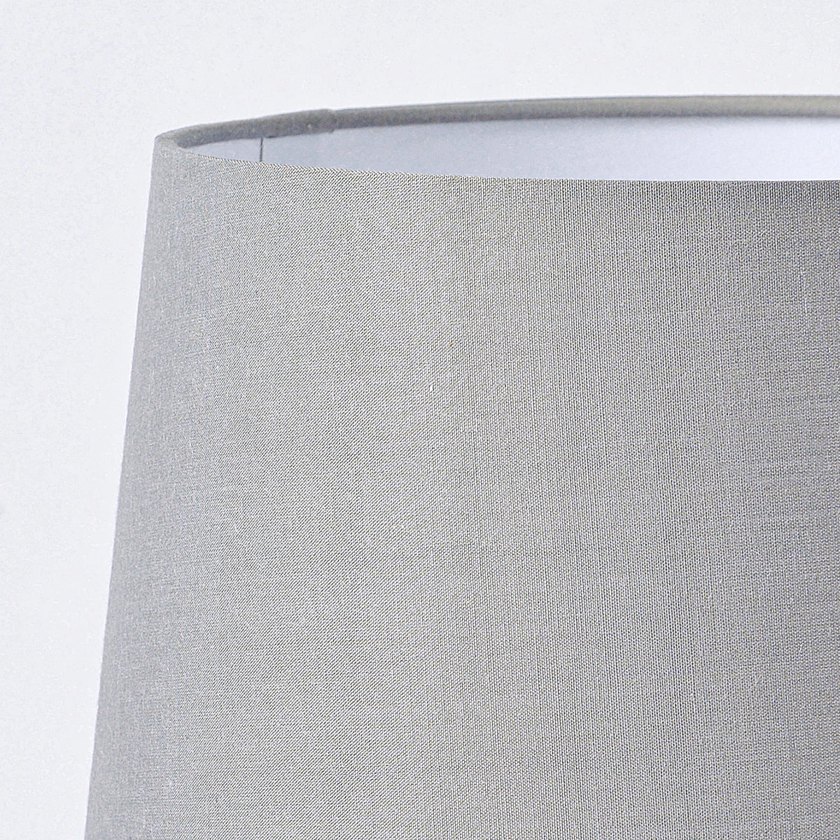 Lampe à poser en métal — abat-jour en lin blanc