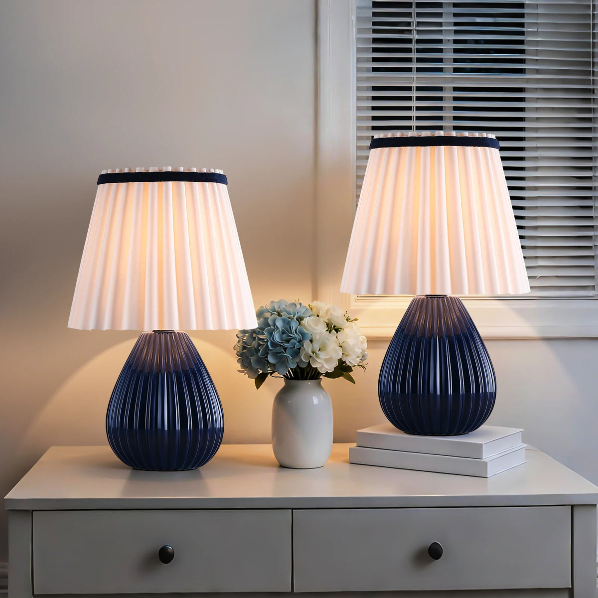 Lampe de chevet en céramique — abat-jour blanc